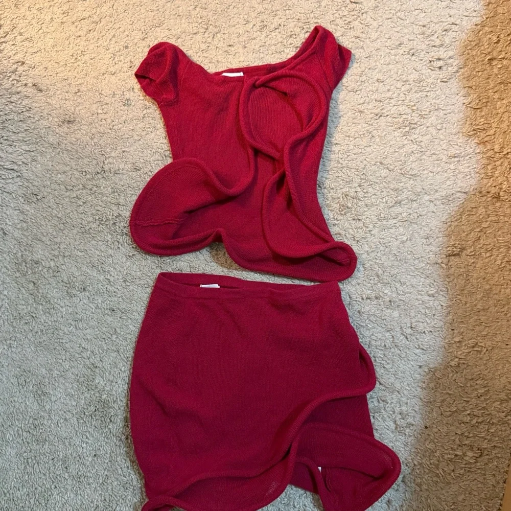 Meshki Raspberry Off-Shoulder Knit Top - Picture 2 of 3